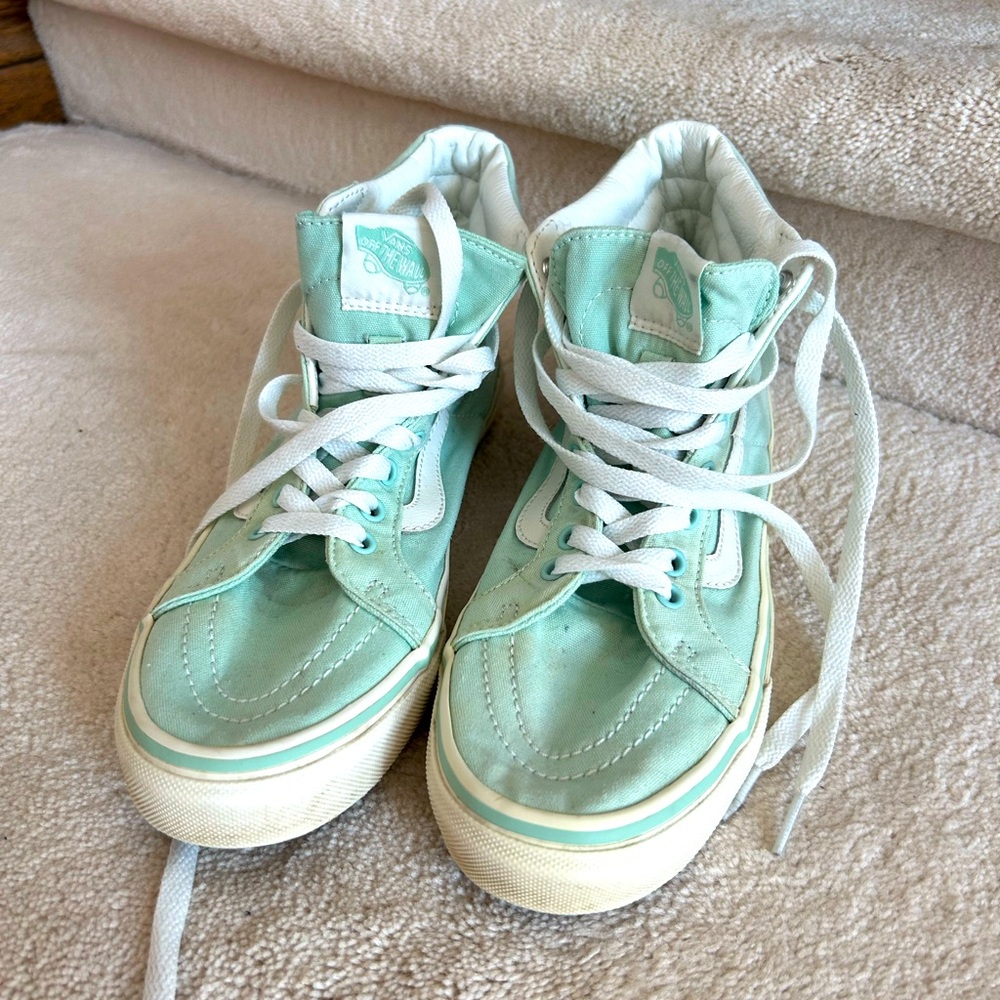Super cute pair of Vans, unique colour. Ladies 8.